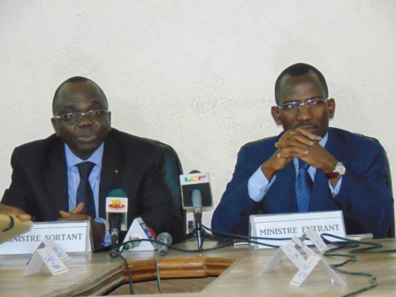Le Ministre Sortant Gourdigou KOLANI et le Ministre Entrant Gilbert BAWARA