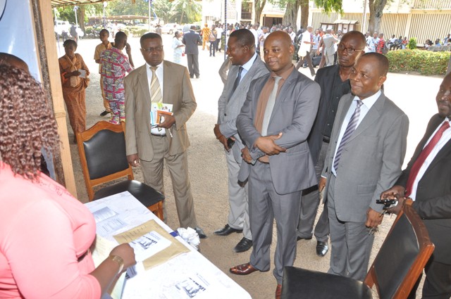 Visite des stands lors de la journée de la fonction publique